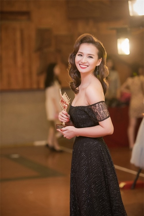 Bộ phim 'Người trở về' mà cô đảm nhận vai chính đoạt Cánh diều bạc ở thể loại phim điện ảnh.