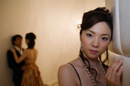 man danh ghen ngoan muc cua vo, dan mat bo - 2