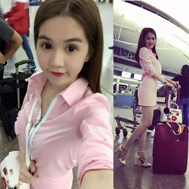 Ngọc Trinh mải mê tạo dáng và chụp ảnh tự sướng ở sân bay, nhưng cô k biết được vùng mồ hôi dưới cánh tay mình đang chảy ướt áo.