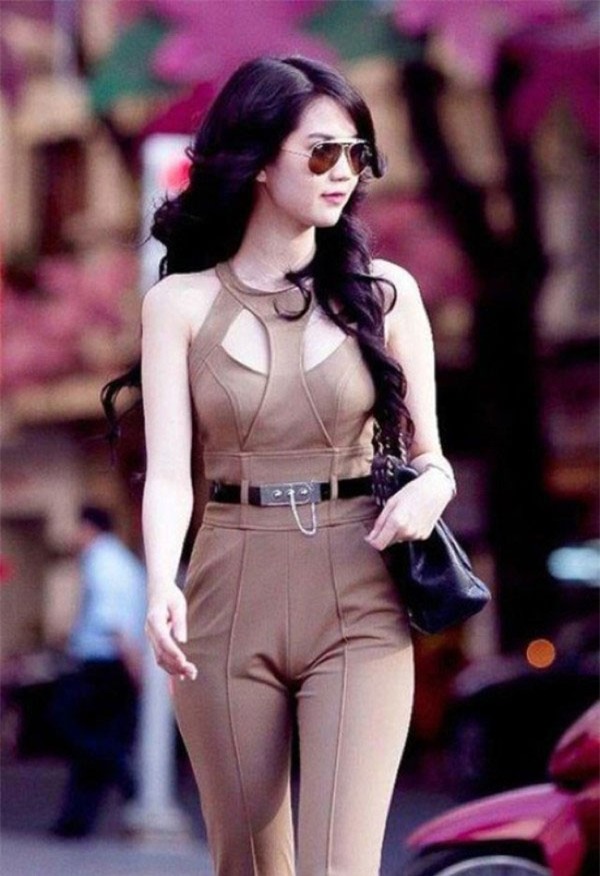 Khi diện jumsuit, Ngọc Trinh cũng để lộ ra những đường hằn cơ thể kém duyên dáng