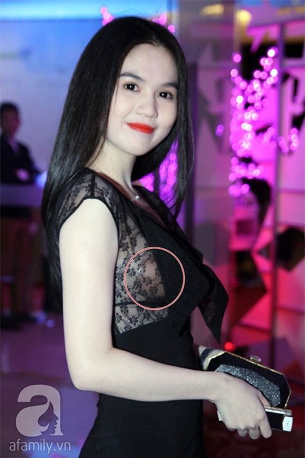 Thế nhưng, lỗi nội y là một trong những sự cố thường xuyên vướng phải của cô nàng. Khi thì hở miếng dán ngực...