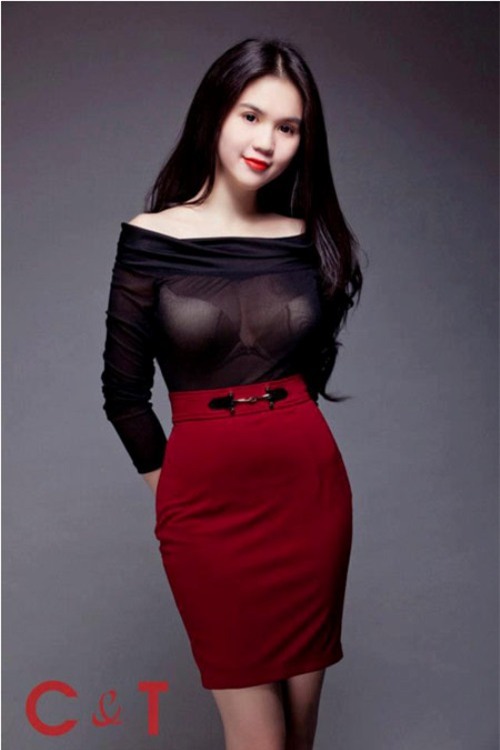 ... lúc thì để hở trọn nội y khi mặc với chiếc áo quá mỏng.