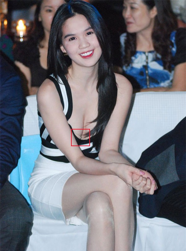 Một khoảnh khắc lộ nội y khác của Ngọc Trinh với chiếc áo ôm sát trễ cổ.