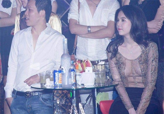 Đôi khi, cô để lộ ra vòng 1 kém săn chắc và có dấu hiệu chảy xệ của mình khi bỏ quên nội y như thế này.