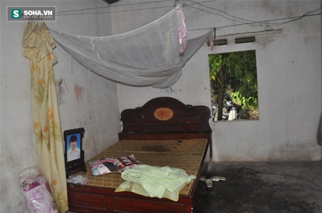 
Căn nhà cấp 4 mà vợ chồng chị Huế sinh sống không có đồ đạc gì giá trị ngoài chiếc giường và chiếc tủ quần áo.

