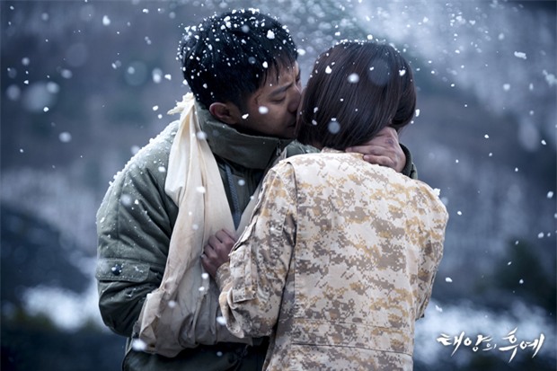 Ngoài Ji Sung và cảnh nóng, khán giả đã bỏ lỡ gì ở “Hậu Duệ Mặt Trời”? - Ảnh 11.
