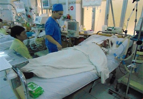 Sau hơn một tháng điều trị, chị Nguyễn Thị Lệ hiện vẫn đang hôn mê sâu