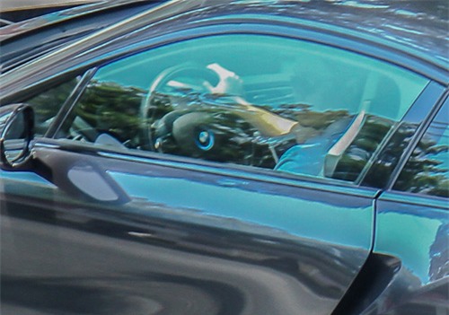 Phan Thành lặng lẽ đứng quan sát Midu từ xa