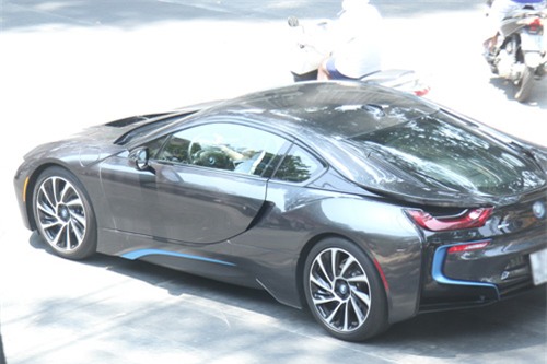 Cho đến khi bị phát hiện, anh lái xe đi nhưng cũng không quên ngoái nhìn vào trong