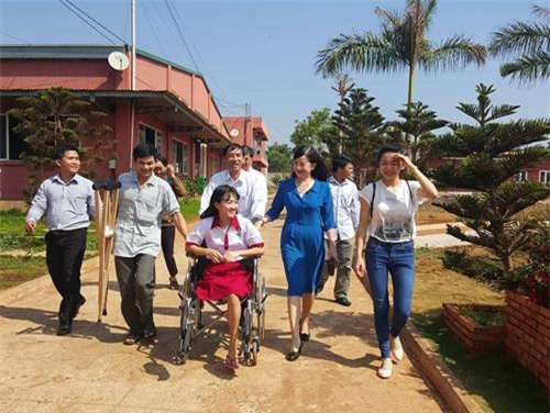 Nụ cười tươi của Vi khi được các ban ngành, đoàn thể và gia đình đưa đến trường