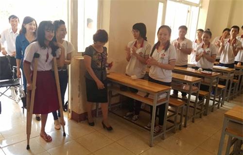 Hà Vi được bạn bè trong lớp đón tiếp nồng hậu.