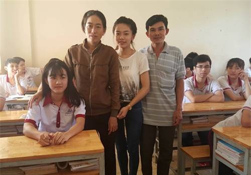 Hà Vi bên gia đình