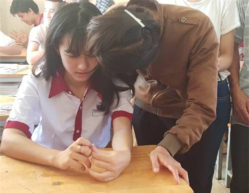 Hà Vi được mẹ dặn dò trước lúc ra về.