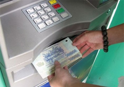 ngo ngac vi tien tiet kiem trong the atm tu “boc hoi” hinh anh 1