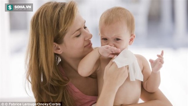 Vì tiện dụng, nhiều bậc phụ huynh sử dụng giấy ướt để vệ sinh mặt mũi và vùng kín cho con.