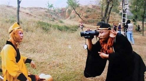 Những năm 1984-1986, đoàn làm phim Tây du ký thực hiện dự án phim dựa trên tiểu thuyết của Ngô Thừa Ân. Năm đó, tôi và Mã Đức Hoa có rất nhiều duyên nợ. Cậu ấy là người biết tôi yêu người vợ hiện nay nhưng đã luôn ủng hộ ngầm, mặc lệnh cấm của đạo diễn, Lục Tiểu Linh Đồng chia sẻ. Tấm ảnh năm xưa khi Mã Đức Hoa chuyên nghiệp cầm máy ảnh chụp cho sư huynh luôn được ông cất giữ.