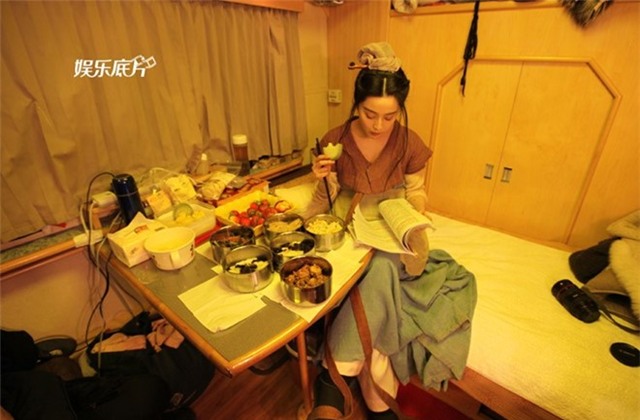 
Phạm Băng Băng khi quay Võ Mỵ Nương truyền kỳ luôn trong tình trạng ngồi một mình một góc, ăn uống và học kịch bản.
