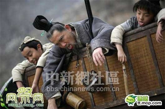 Một khoảnh khắc các diễn viên từ già đến trẻ sợ hãi vì nắng nóng.