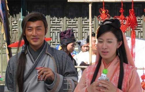 Vất vả nhưng vui vẻ - Lâm Phong và Xa Thi Mạn rạng rỡ bên nhau phía sau ống kính.