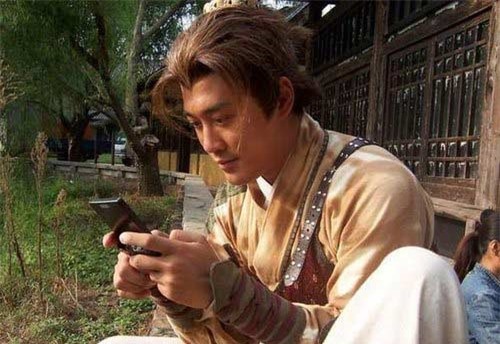 Những giây phút rảnh rỗi, niềm vui của diễn viên ở hậu trường là cầm điện thoại và gọi điện hay nhắn tin cho người thân.