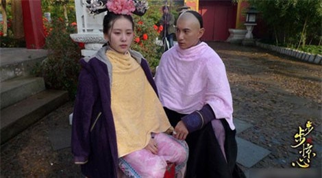 Phút giây Ngô Kỳ Long chăm sóc cho Lưu Thi Thi trong hậu trường chẳng khác nào trên màn ảnh. Mỗi người đều có một tấm khăn nhưng anh luôn nhìn chăm chú về cô. Sau bộ phim này, họ đã thành vợ chồng.