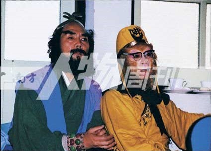 Tấm ảnh tôi và Sa sư đệ, người năm đó, nay đã không còn, Lục Tiểu Linh Đồng viết. Trong tấm ảnh này, hai người ngồi yên nghỉ ngơi trước cảnh quay mới.