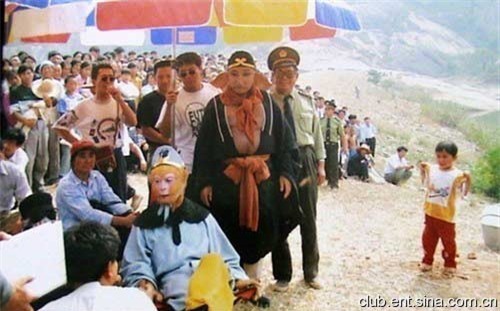 Lục tiểu Linh Đồng, Trư Bát Giới ngồi nghe đạo diễn thị phạm giữa rất nhiều khán giả. Năm xưa, đoàn phim đi đến đâu đều nhận được tình cảm của người dân địa phương. Nghệ sĩ lúc đó tuy nghèo nhưng vui lắm.