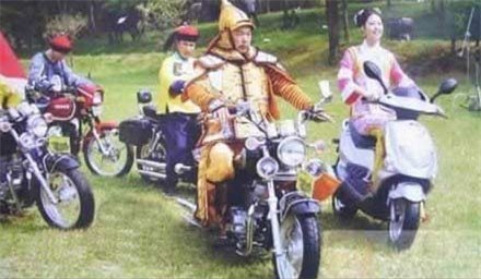 Hoàn Châu cách cách từng là bom tấn màn ảnh. Nhưng ít ai ngờ rằng, trong những cảnh săn bắn cưỡi ngựa trên phim, ngoài đời, Hoàng a mã và thái giám, cung tần phải phi xe máy ầm ầm ra bãi cỏ như thế này.