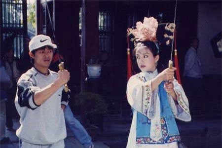 Dù là diễn viên mới nhưng Triệu Vy rất chịu học hỏi trên phim trường.