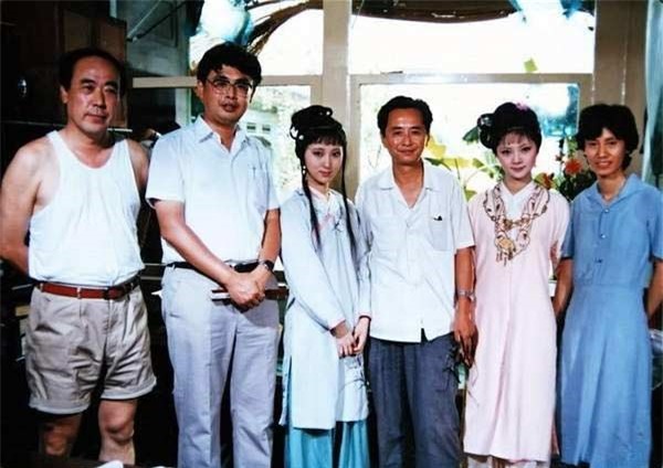 Trần Hiểu Húc và Trương Lợi giữa những người trong đoàn Hồng lâu mộng 1987. Đoàn phim có nhiều ảnh kỷ niệm nhưng tấm ảnh này luôn được mang ra xem lại. Bởi lẽ, sau nhiều năm, Lâm Đại Ngọc đã qua đời. Còn nàng Tiết Bảo Thoa gần như biến mất khỏi làng giải trí.