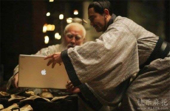 Khoảnh khắc hậu trường khi Khổng Tử cũng sử dụng Macbook.