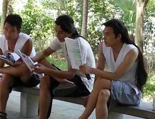 Khác với hình tượng hoàn hảo trên phim, các đại hiệp ở hậu trường luôn miệt mài với kịch bản trong tư thế như thế này.