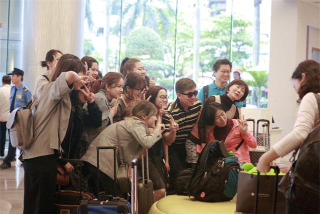 Bố mẹ Xiumin rời khách sạn, vui vẻ chụp ảnh lưu niệm cùng fan - Ảnh 6.