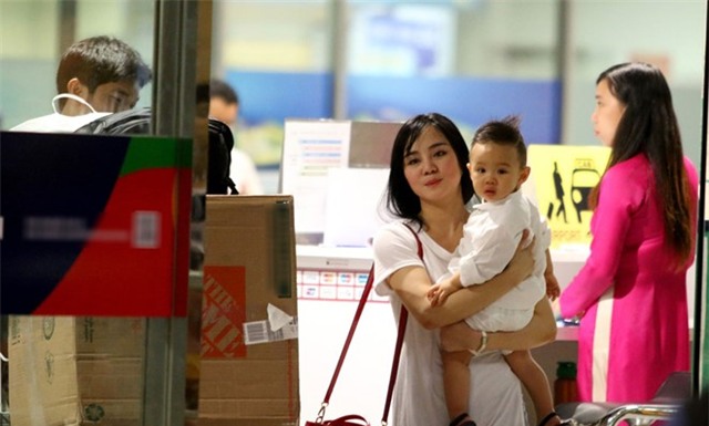 Vy Oanh lan dau dua con trai ve Viet Nam hinh anh 1