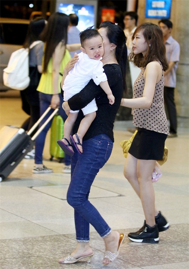 Vy Oanh lan dau dua con trai ve Viet Nam hinh anh 5