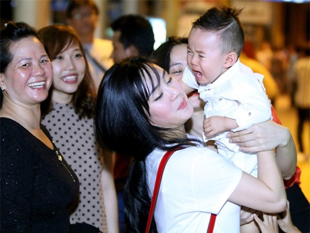 Vy Oanh lan dau dua con trai ve Viet Nam hinh anh 6