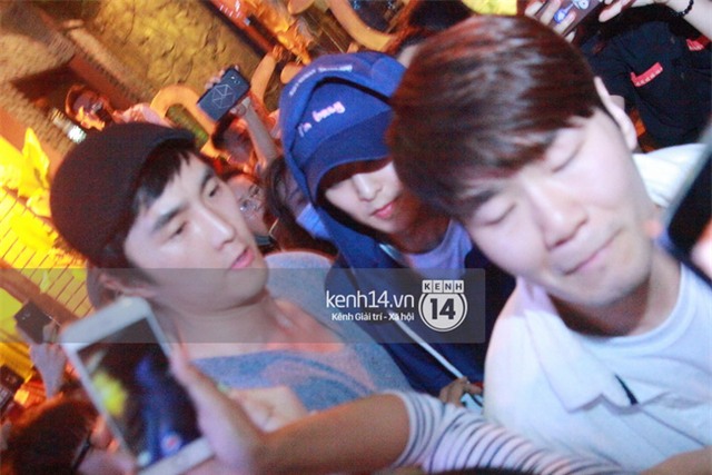 Bức ảnh Xiumin ngồi thu lu ở cầu thang quán ăn khiến các fan EXO đau lòng - Ảnh 2.