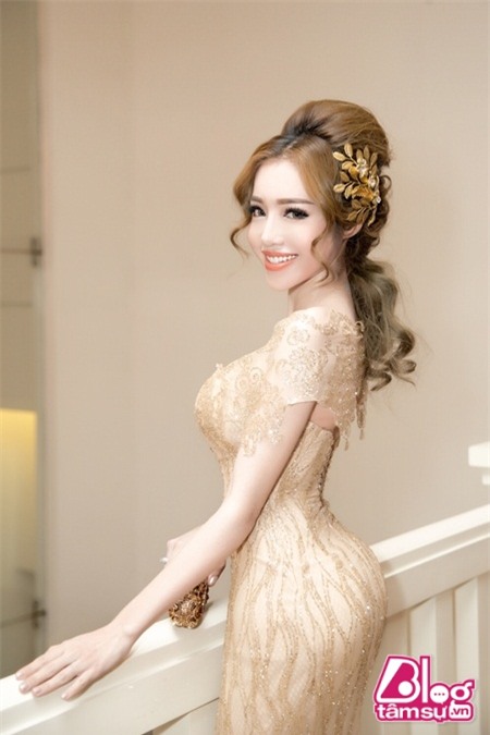 elly-tran-khoe-than-hinh-dong-ho-cat-dspl (3)