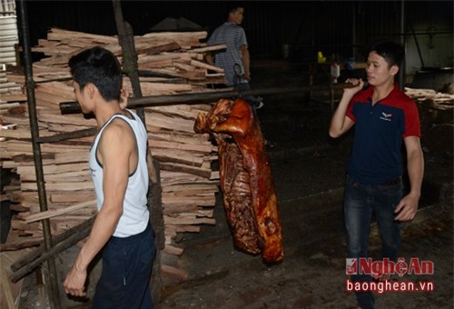 Người chế biến không có các dụng cụ bảo hộ lao động.