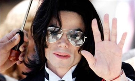 Michael Jackson vướng nhiều nghi án lạm dụng tình dục trẻ em.