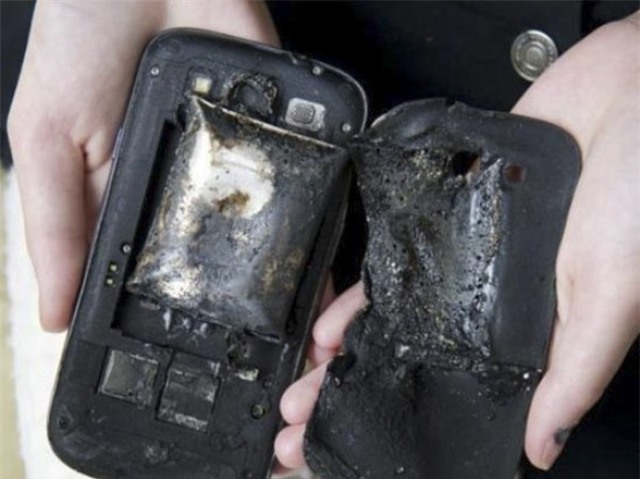 Những lưu ý để phòng tránh trường hợp smartphone cháy nổ giữa mùa nóng kỷ lục này - Ảnh 1.