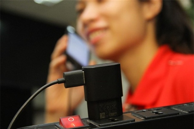 Những lưu ý để phòng tránh trường hợp smartphone cháy nổ giữa mùa nóng kỷ lục này - Ảnh 2.