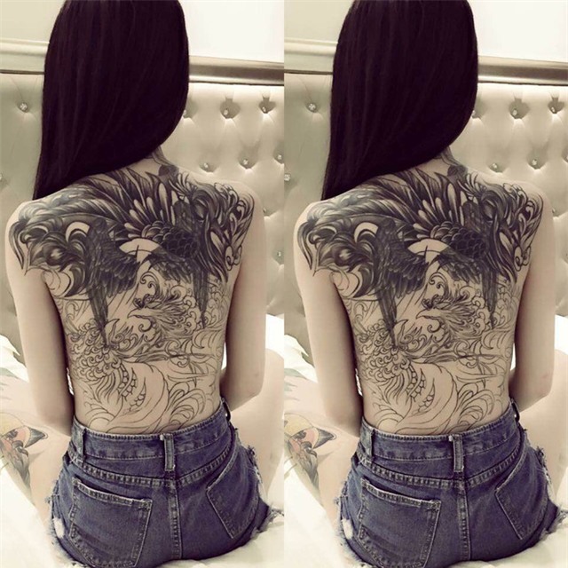 Cô gái sở hữu hình xăm song phượng kín lưng.