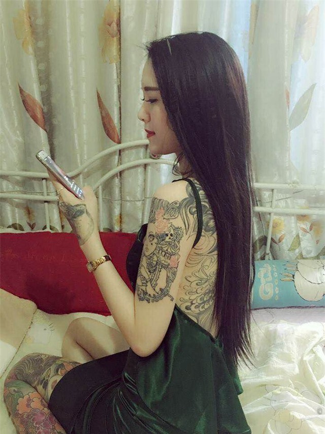 Cô gái còn sở hữu nhiều hình xăm lớn nhỏ khác trên người.