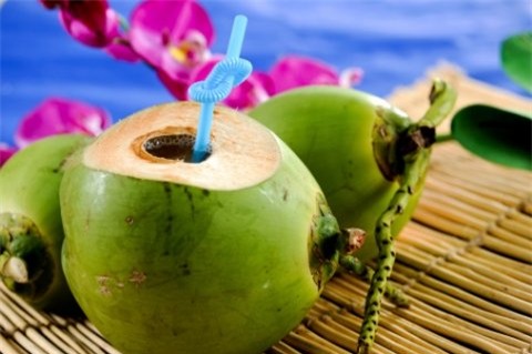 uong nuoc dua the nao la dung cach? hinh anh 1