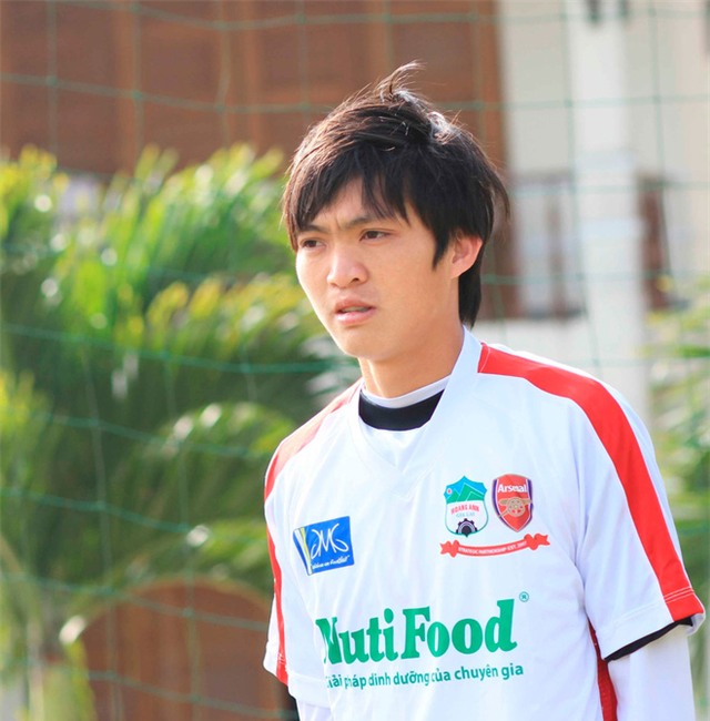 Tuấn Anh đang gây nhiều lo ngại nhất, khi bị BHL Yokohama FC nhận định là rụt rè trong giao tiếp. Cầu thủ này gần đây sụt 3 kg.