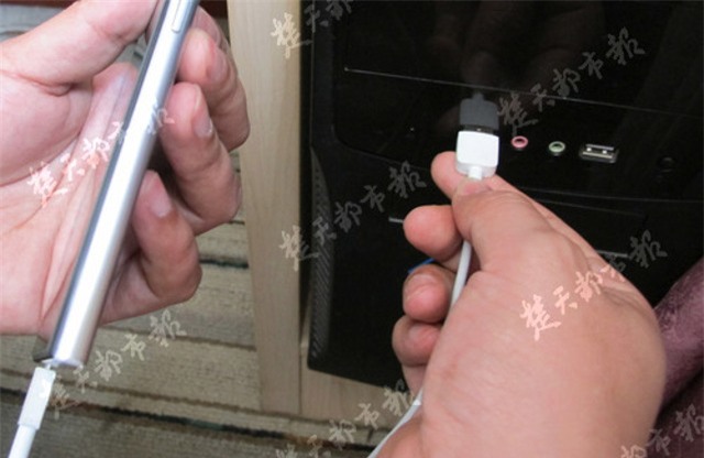 Xiong bị điện giật khi cố rút dây cáp nối điện thoại với máy tính.