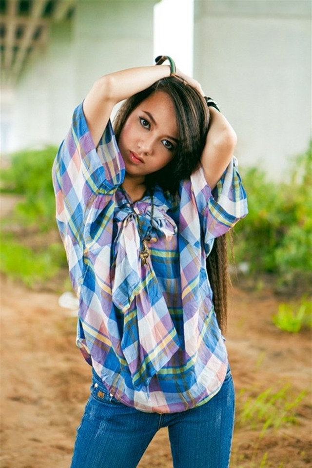 Xuân Nghi sang Mỹ học cấp 3, dịp hè 16 tuổi, cô trở về Việt Nam và ra mắt album Xuân Nghi 16 đánh dấu sự trưởng thành của mình.