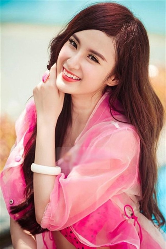 Tuy nhiên, khi đã bước qua tuổi 20, người ta lại thấy Angela Phương Trinh hiền dịu và đằm thắm trở lại. Cô không còn những phát ngôn gây sốc hay scandal, thay vào đó là việc chú trọng giữ gìn hình ảnh của mình. Gần đây, bộ phim Taxi, em tên gì? đóng cùng Trường Giang của Angela Phương Trinh nhận được nhiều lời khen ngợi.