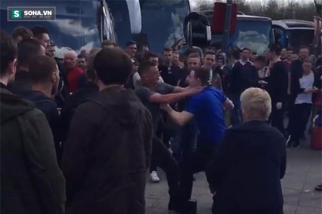 Fan Man United và Everton xô xát trước khi trận đấu diễn ra.